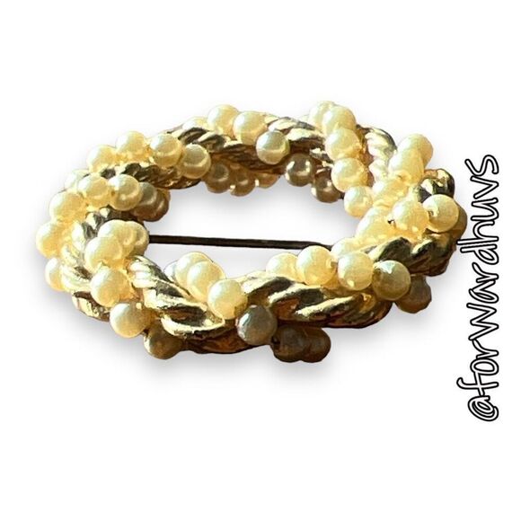 Vintage Gold Tone Wreath Brooch with Pearl Beads - Picture 5 of 9